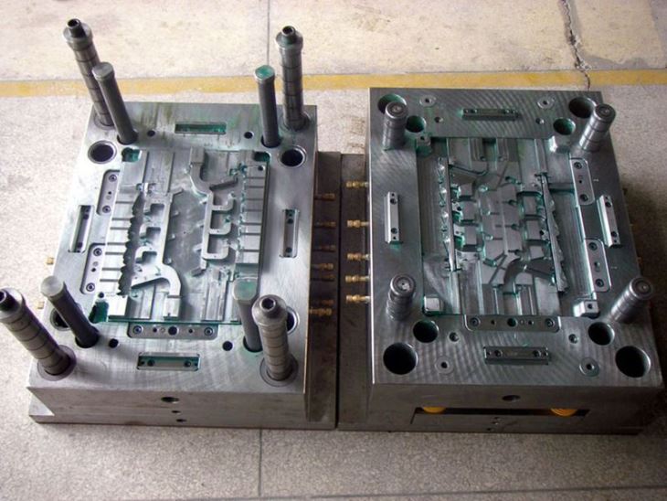 Acuan Suntikan Gear Helical